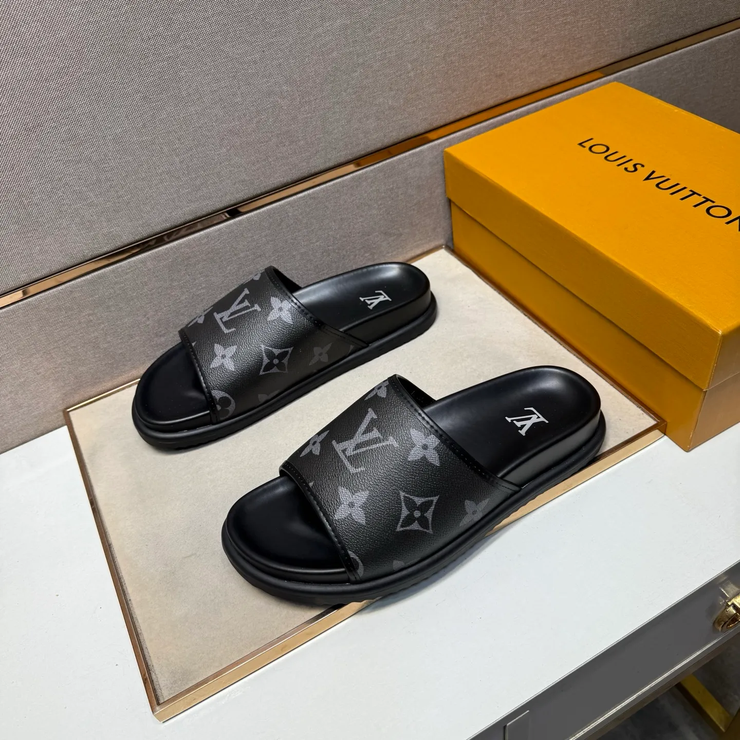 ⬛️Men's shoes 💰p320 [LV～] Men's casual slippers 2025z cabinet sales simultaneously 🔶Size: 38-44 #️⃣ 🔷3 colors🔜The upper is made of multi-material splicing ➕Genuine leather lining, comfortable and breathable, sole: original comfortable and wear-resistant outsole, ⚠️real thing📱photographed🎬real thing is better📢📢📢
